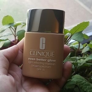CLINIQUE EVEN BETTER GLOW LIGHT REFLECTING MAKEUP